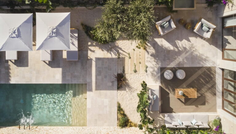 Vista cenital de la terraza y piscina de Casas Jordi Bosch - Ejecución integral de las instalaciones