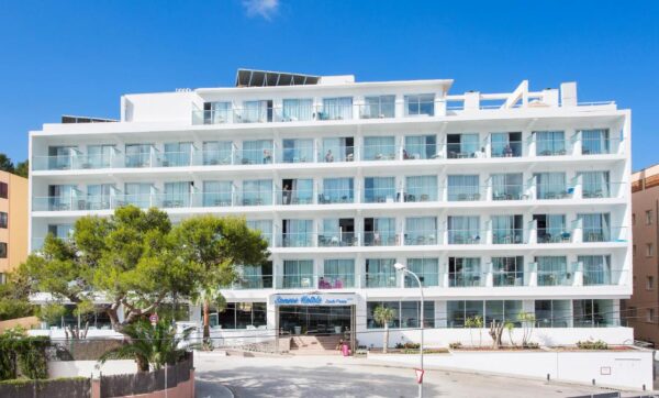 Fachada del Hotel Senses Santa Ponsa - Ejecución de las instalaciones de energía renovable