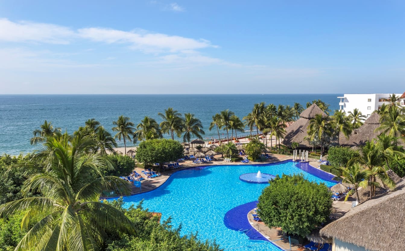Piscina principal y vistas al mar del hotel Meliá Puerto Vallarta - Ejecución integral de las instalaciones